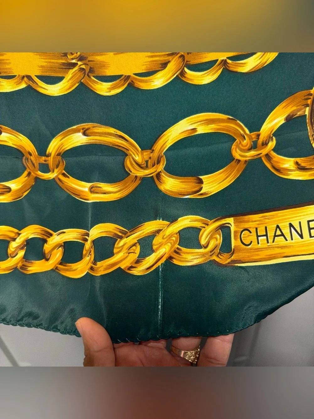 VINTAGE DESIGNER CHANEL 34x34 RUE CAMBON CHAIN CC SQUARE GREEN GOLD SILK SCARF - Picture 6 of 6